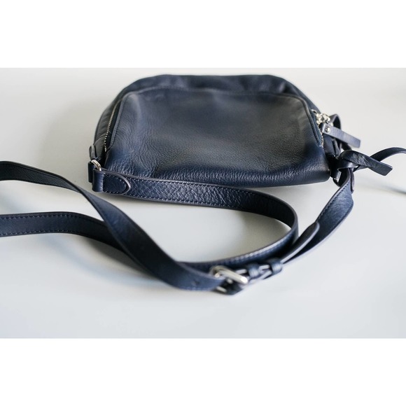 Preowned Navy Leather Vince Camuto Crossbody Bag with Red and Silver Details - Picture 6 of 7